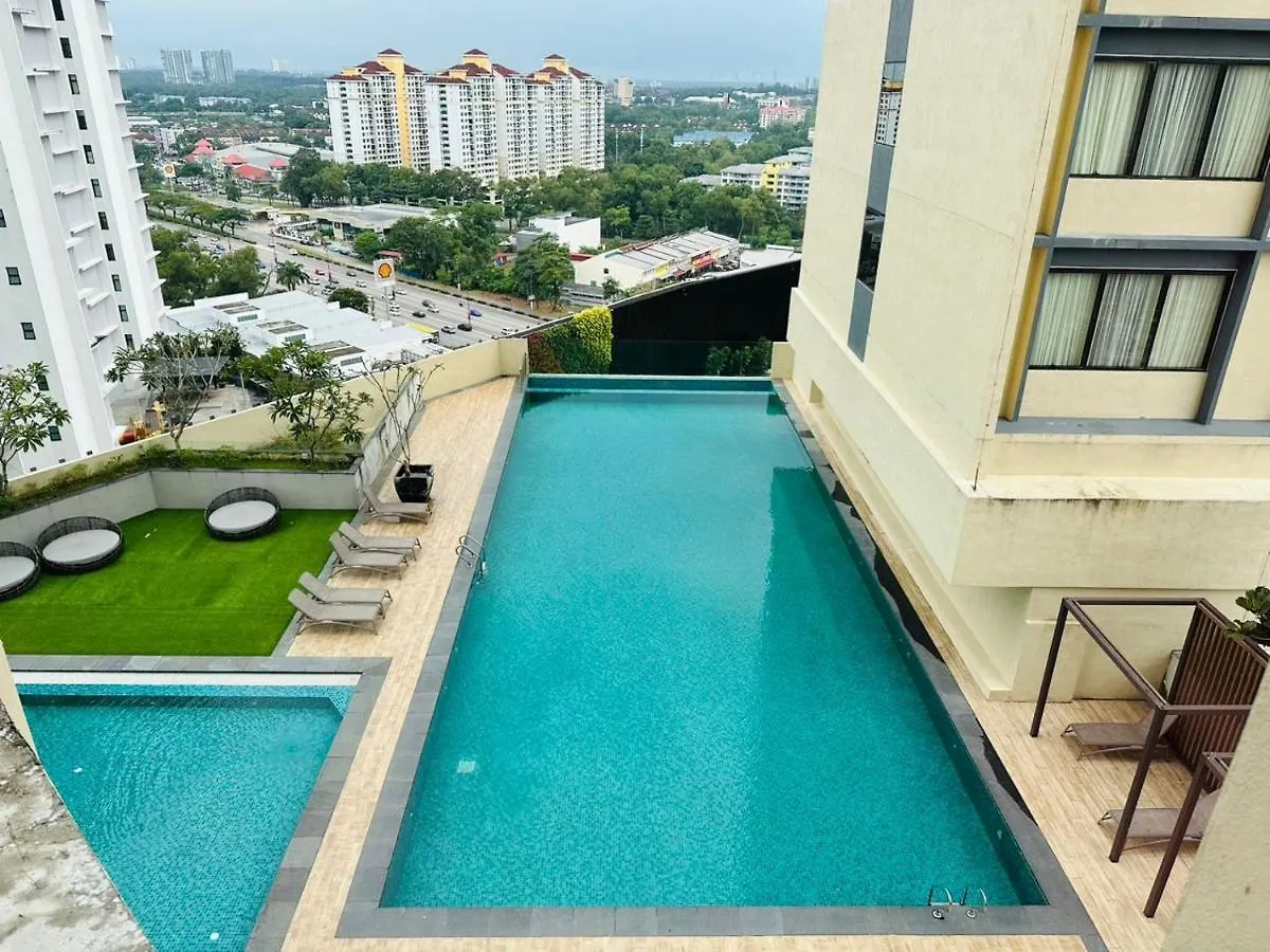 Peachy Poolview Paradise @ Paradigm Mall *10-12Pax Johor Bahru
